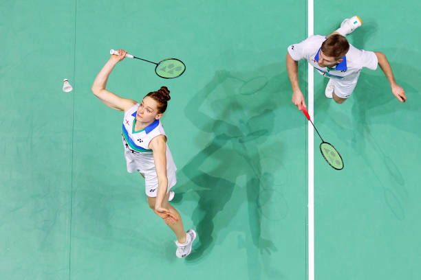 小學(xué)生羽毛球基本功訓(xùn)練：握拍、步法與揮拍技巧