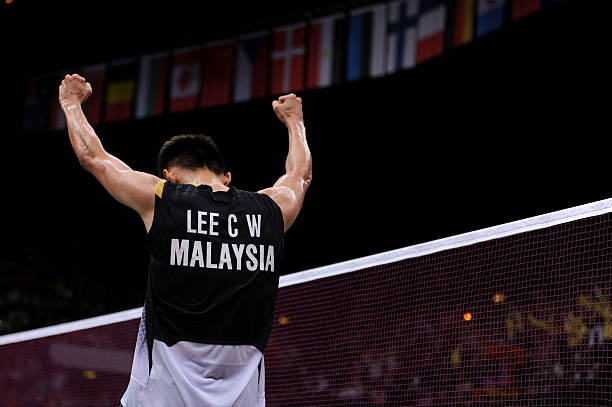 如何正確判定單人羽毛球比賽的出界與得分?