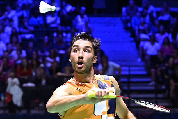 羽毛球殺球?qū)崙?zhàn)應(yīng)用：?jiǎn)未蚺c雙打中的殺球策略與技巧