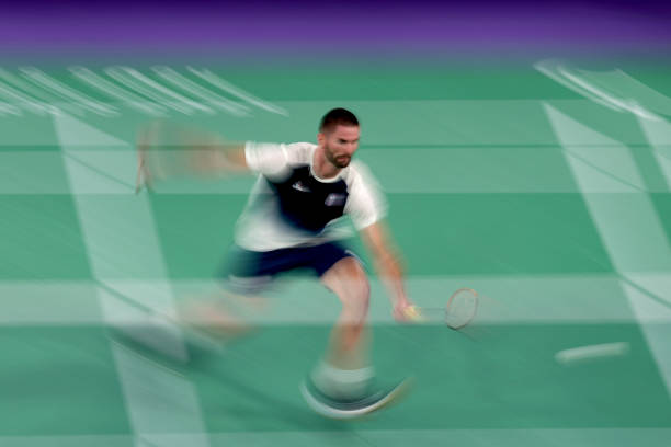 羽毛球單打規(guī)則:左右邊界線的劃分與判罰標(biāo)準(zhǔn)