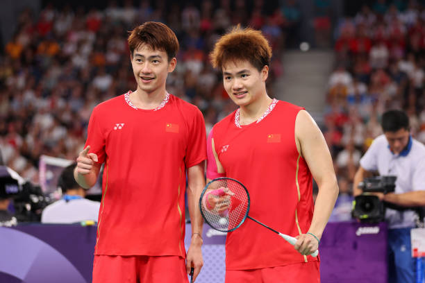 羽毛球單打戰(zhàn)術(shù)解析：如何利用場(chǎng)地空間壓制對(duì)手