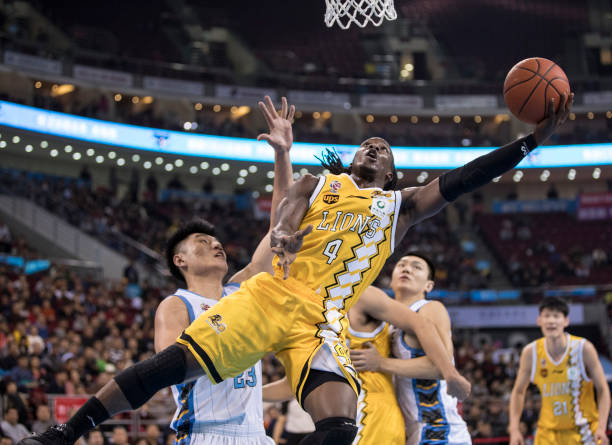 籃球技巧教學(xué)：如何正確執(zhí)行停球砸人運(yùn)球動(dòng)作