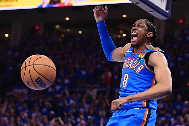 籃球場上驚艷瞬間：美女秀運(yùn)球過人技巧