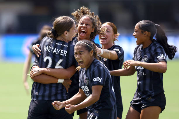 歐冠女足聯(lián)賽積分爭奪戰(zhàn):關(guān)鍵比賽決定小組出線命運(yùn)