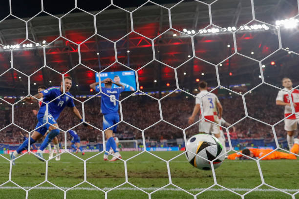 世界頂級球星停球技巧全收錄:大師級腳感一網(wǎng)打盡