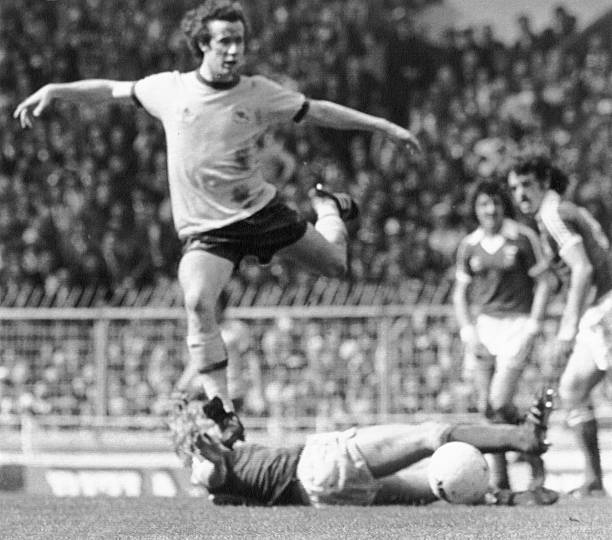 足球比賽中直接和間接任意球的戰(zhàn)術(shù)選擇