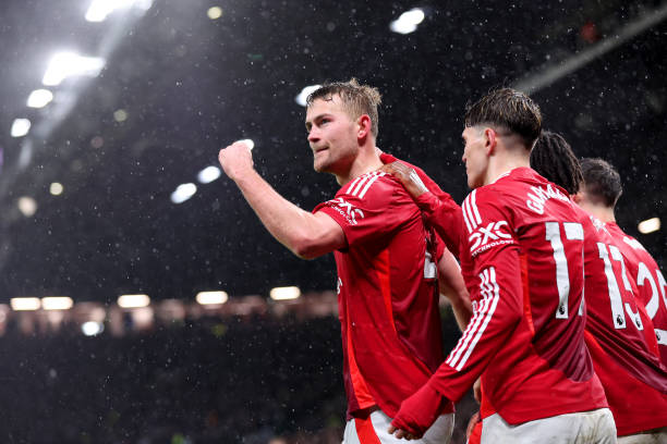 足球規(guī)則冷知識(shí)：邊裁的旗語(yǔ)如何決定界外球歸屬？