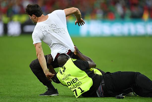 籠式足球場(chǎng)地的全景展示:現(xiàn)代城市運(yùn)動(dòng)空間