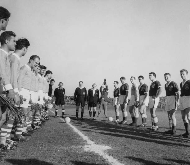 技術(shù)風(fēng)格大比拼:C羅的爆發(fā)力 vs 梅西的細(xì)膩控球