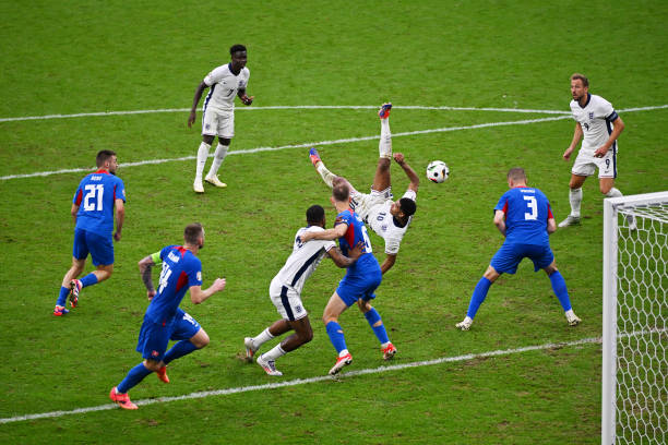 歐冠決賽隊(duì)伍賽前預(yù)測(cè):專家與球迷的看法匯總