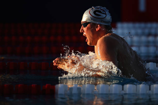 游泳鍛煉中如何預(yù)防腰椎損傷：實(shí)用建議與技巧