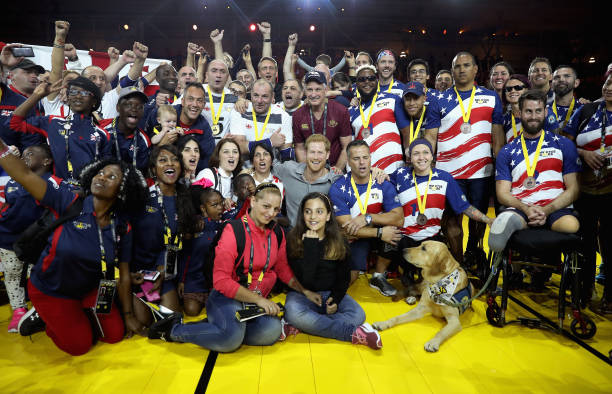 （采用對比形式，突出兩種主流排球形式的差異）